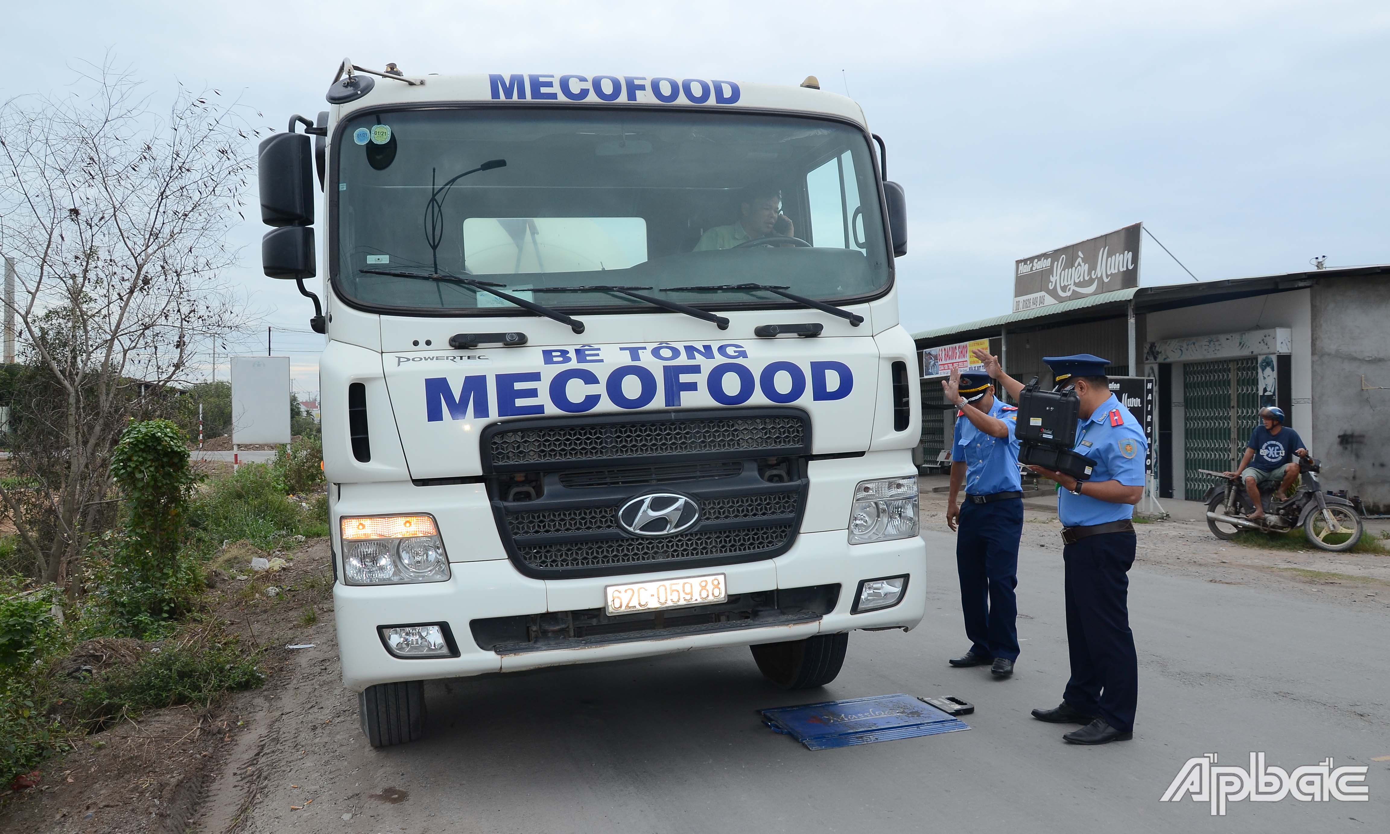 Lực lượng Thanh tra GTVT kiểm tra tải trọng phương tiện tham gia giao thông.