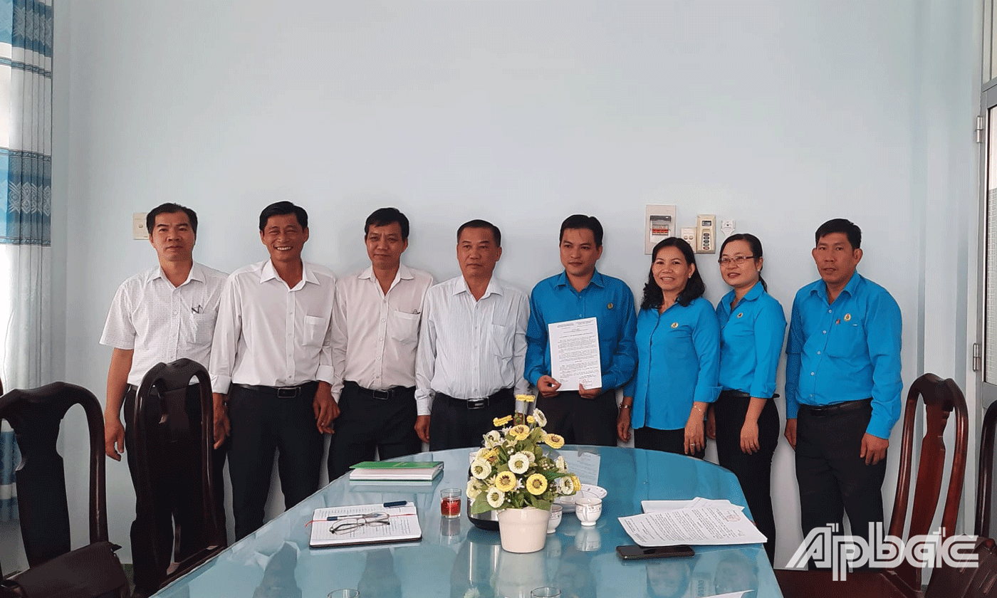 Quyết định số 1180/QĐ-LĐLĐ của Ban Thường vụ LĐLĐ tỉnh Tiền Giang về việc điều động, phân công đồng chí Trương Thanh Hòa, Phó Trưởng ban Ban Tuyên giáo –Nữ công LĐLĐ tỉnh Tiền Giang về công tác tại LĐLĐ huyện Châu Thành, kể từ ngày 1-1-2021