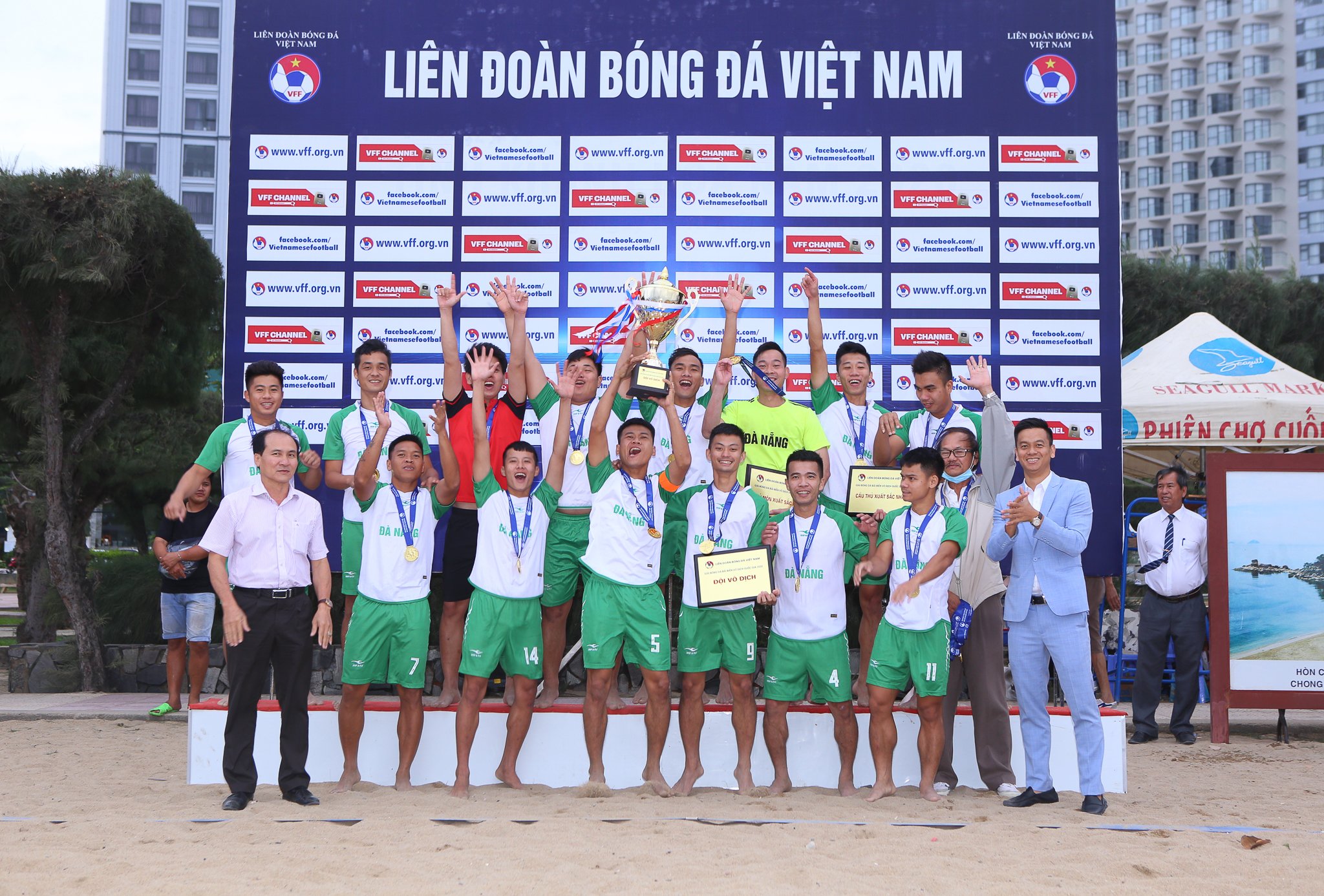 Ban tổ chức trao cúp vô địch cho đội Đà Nẵng