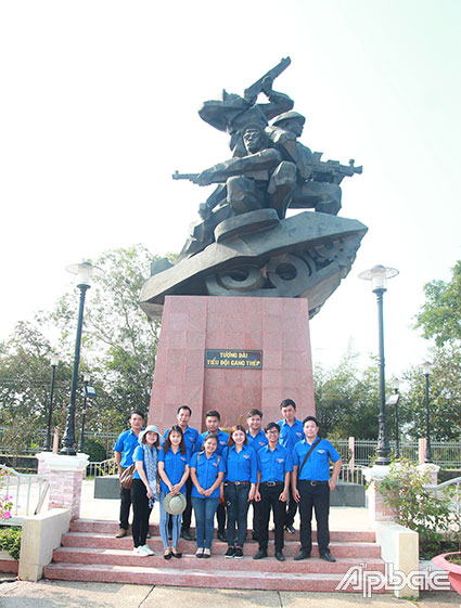 Di tích Chiến thắng Ấp Bắc là nơi giáo dục truyền thông cách mạng cho thế hệ trẻ. Ảnh: PHƯƠNG MAI