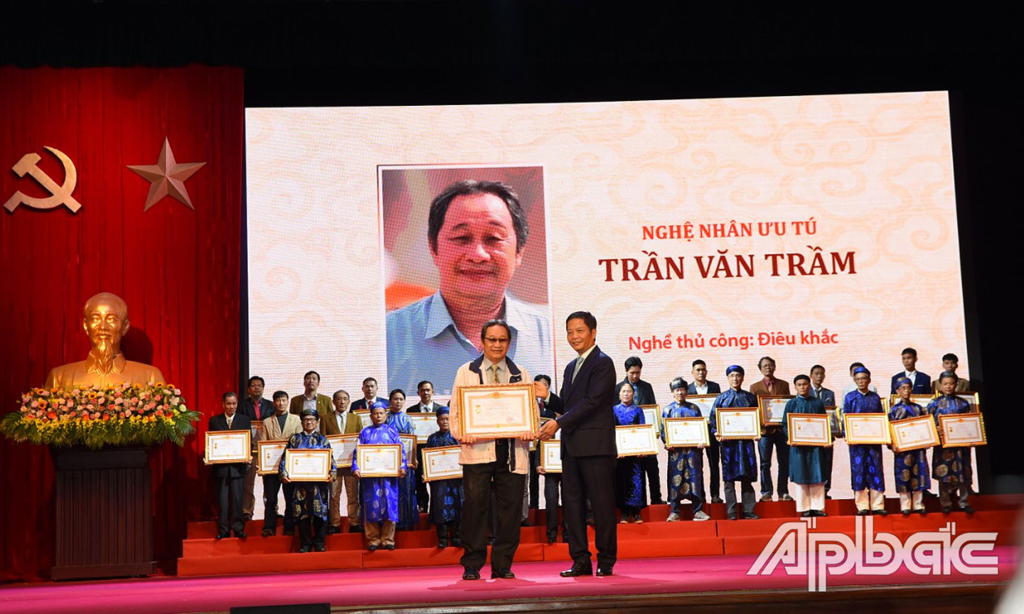 Nghệ nhân Trần Văn Trầm tại Lễ phong tặng danh hiệu “Nghệ nhân Ưu tú”.