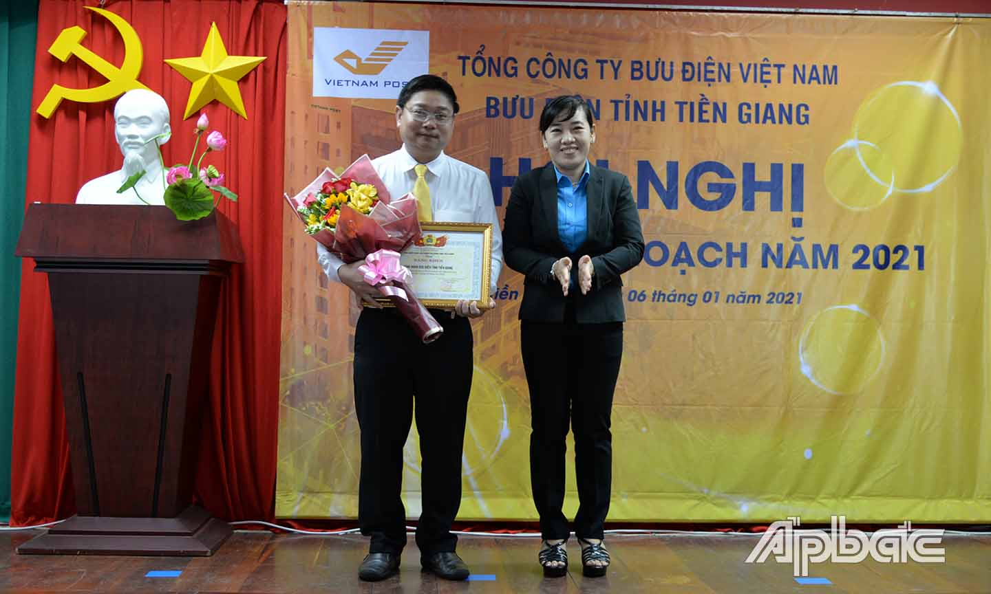 Lãnh đạo Liên đoàn Lao động tỉnh tặng Bằng khen cho Công đoàn Bưu điện tỉnh đã có thành tích xuất sắc trong công tác và hoạt động công đoàn năm 2020.
