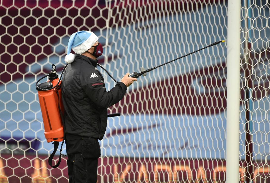 Khung thành được phun khử trùng trước trận đấu giữa Aston Villa và Crystal Palace tại SVĐ Villa Park ở Birmingham, Anh. (Ảnh: AP)