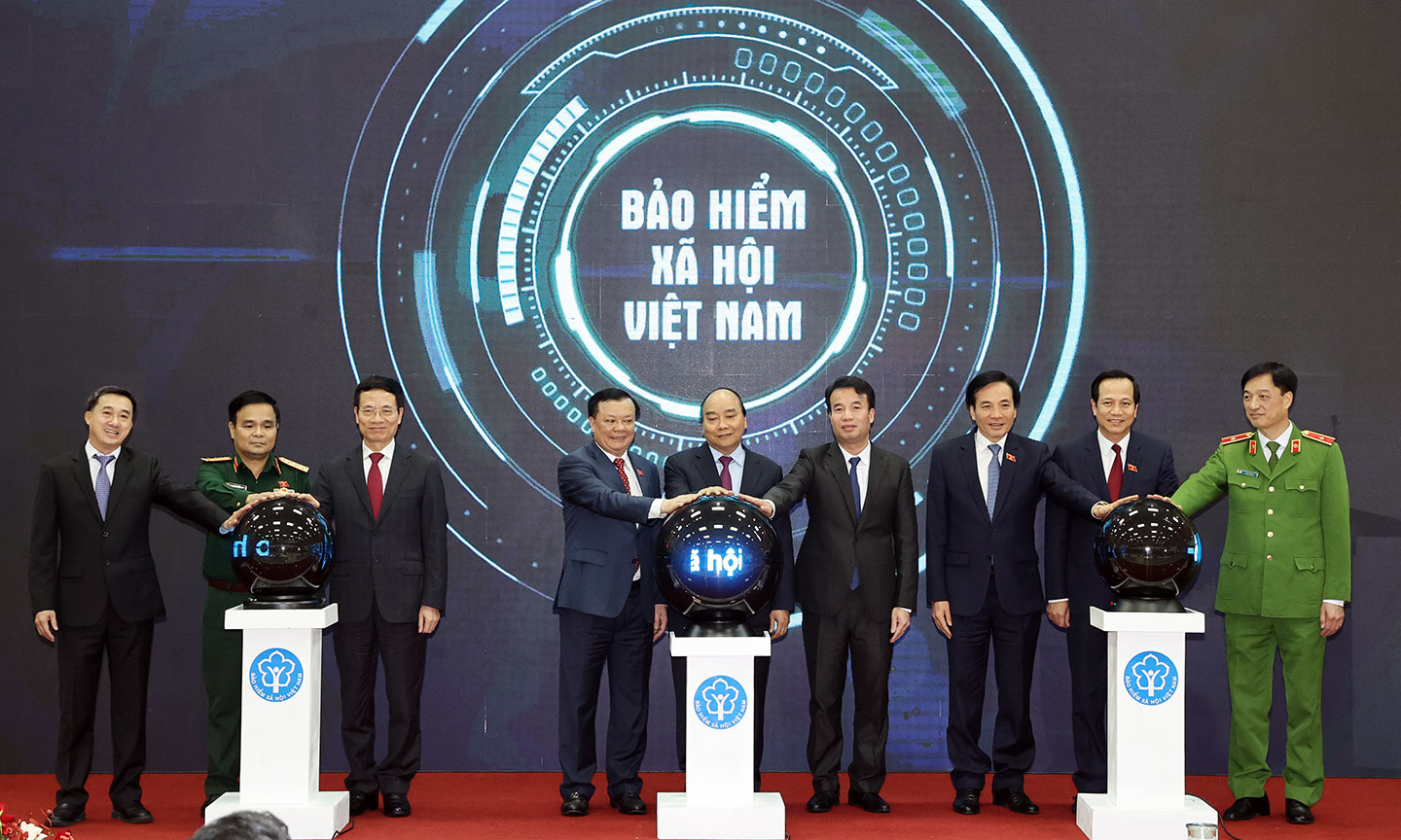 Thủ tướng Nguyễn Xuân Phúc cùng các đồng chí lãnh đạo Trung ương thực hiện nghi thức công bố ứng dụng VssID - BHXH số.