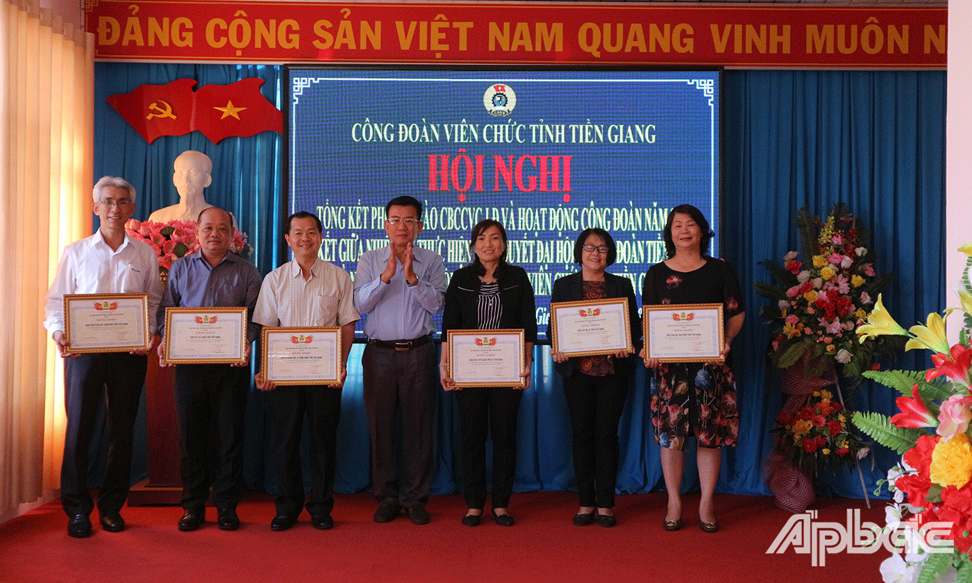 LĐLĐ tỉnh Tiền Giang tặng Bằng khen cho các tập thể Phó Chủ tịch LĐLĐ tỉnh Lê Thanh Tiền tặng Bằng khen của Tổng LĐLĐ Việt Nam cho cá nhân “Đã có nhiều thành tích trong phong trào thi đua Lao động giỏi và xây dựng tổ chức Công đoàn vững mạnh năm 2020