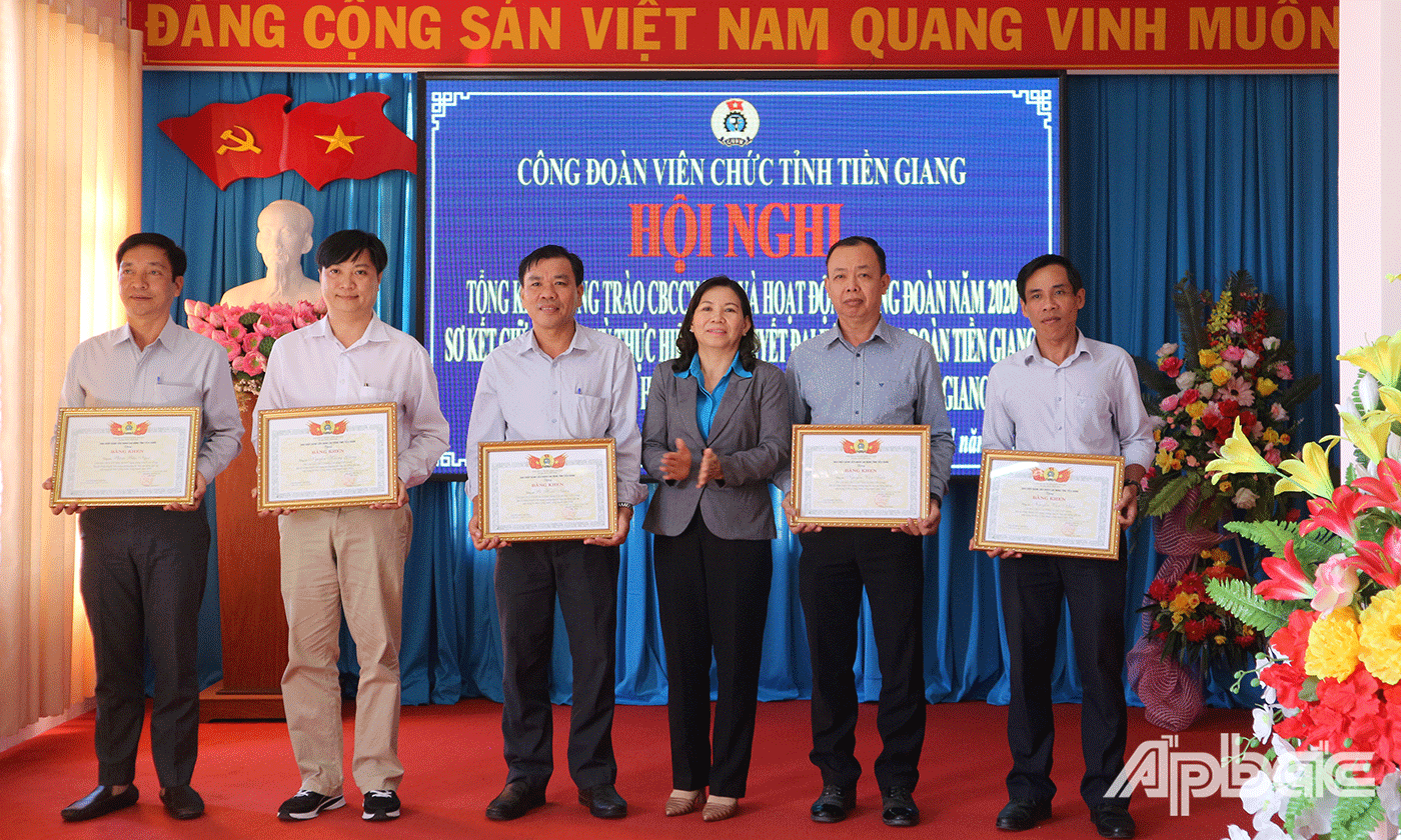 LĐLĐ tỉnh Tiền Giang tặng Bằng khen cho các tập thể “Đã có nhiều thành tích trong phong trào thi đua Lao động giỏi và xây dựng tổ chức Công đoàn vững mạnh năm 2020