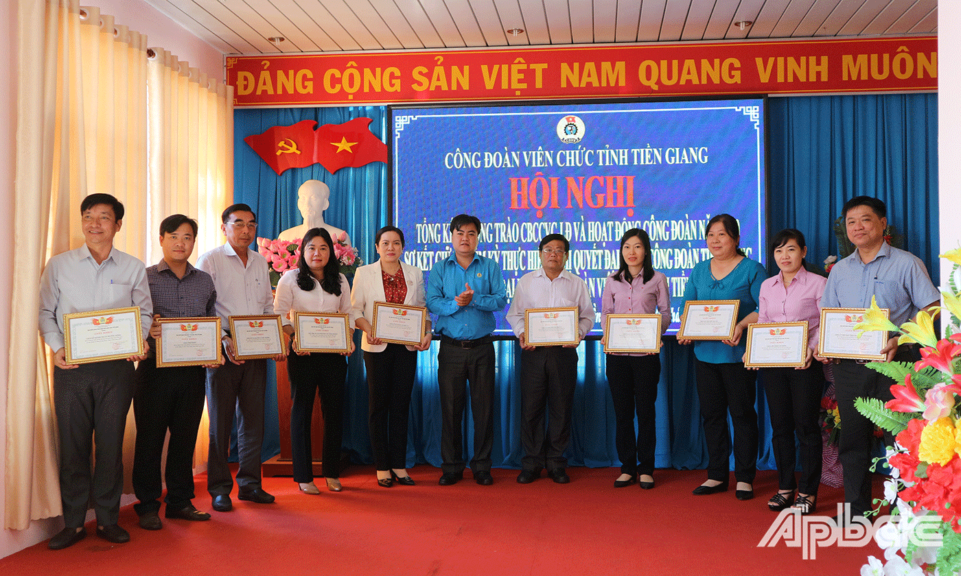 CĐVC tặng giấy khen cho các LĐLĐ tỉnh Tiền Giang tặng Bằng khen cho các tập thể “Đã có nhiều thành tích trong phong trào thi đua Lao động giỏi và xây dựng tổ chức Công đoàn vững mạnh năm 2020