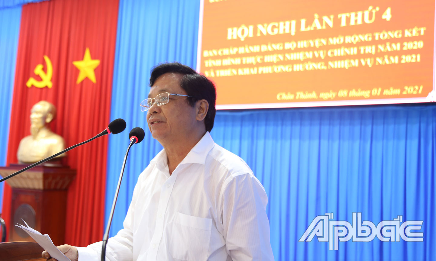 Bí thư huyện ủy Trương Minh Tới chỉ đạo tại hội nghị.