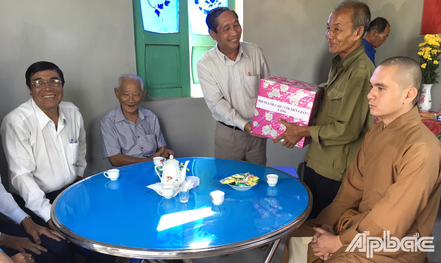 Bàn giao nhà cho ông Nguyễn Văn Đoàn