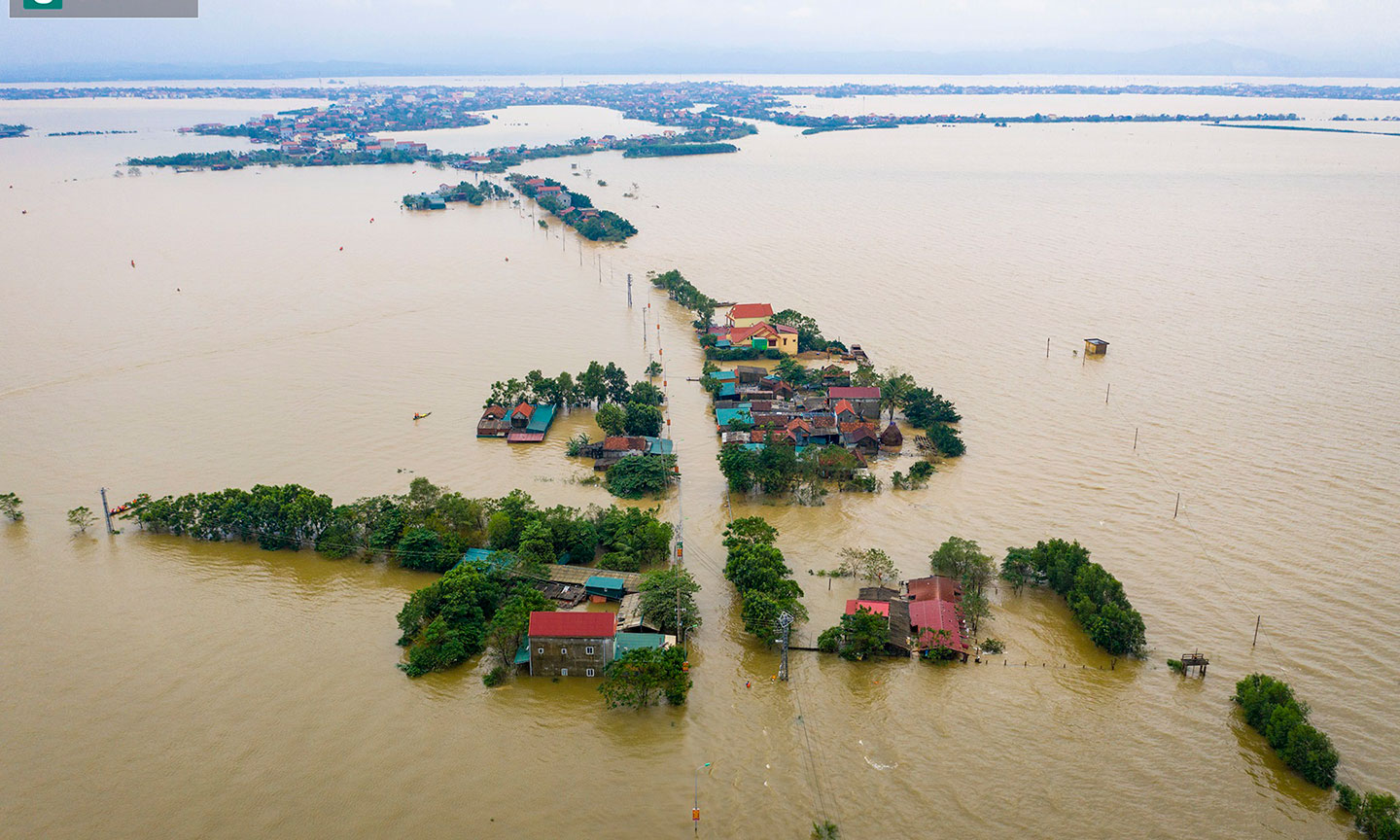 Thủy quái điên cuồng phong bế cả miền Trung trong biển nước, cuốn đi tất cả dân đau đớn lòng.