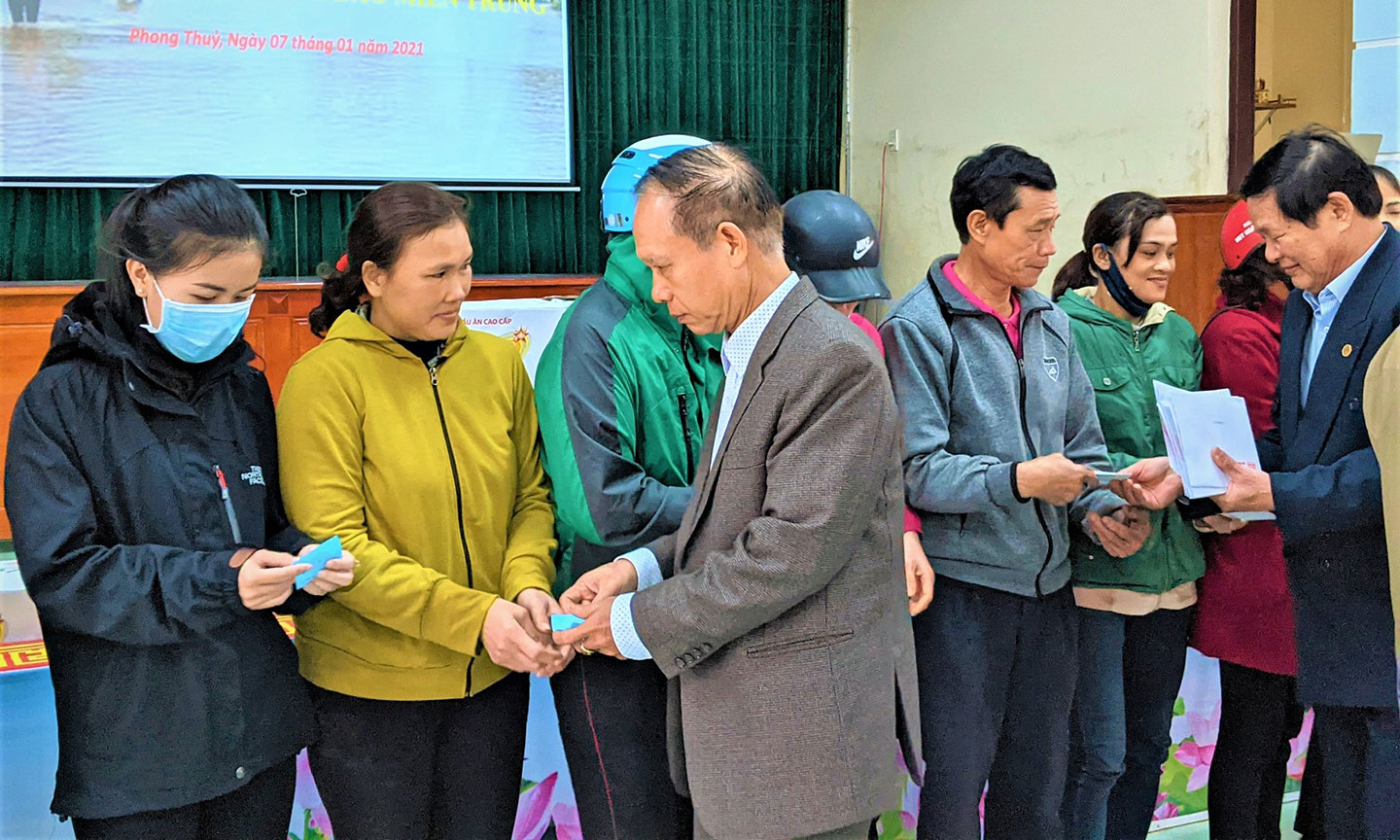 Tập đoàn Sao Mai trao tặng những món quà thân tình cho bà con trong hành trình “thương về miền Trung”.