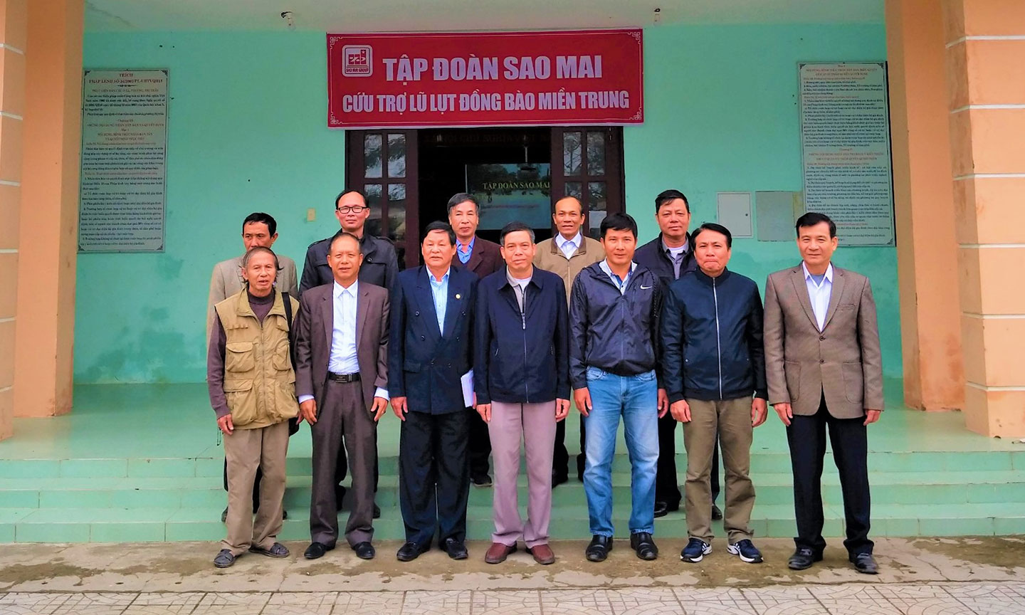 Đoàn tiên phong đại diện Tập đoàn Sao Mai cứu trợ loạt đầu chiến dịch “Thương về miền Trung”.