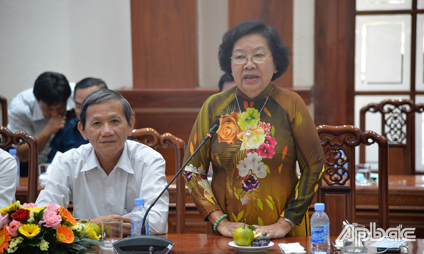 Nguyễn Thị Hoài Thu phát biểu chia sẻ những kỷ niệm trong quá trình  tham dự các kỳ họp quốc hội