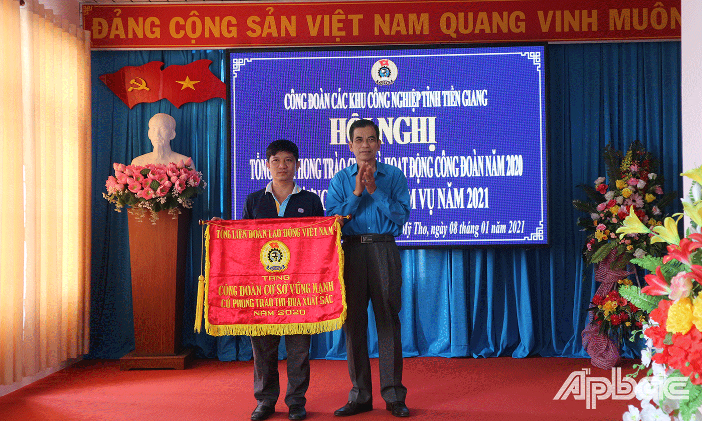 Chủ tịch Liên đoàn Lao động Tiền Giang Trương Văn Hiền tặng Cờ thi đua của Tổng Liên đoàn Lao động Việt Nam cho tập thể có thành tích trong phong trào năm 2020