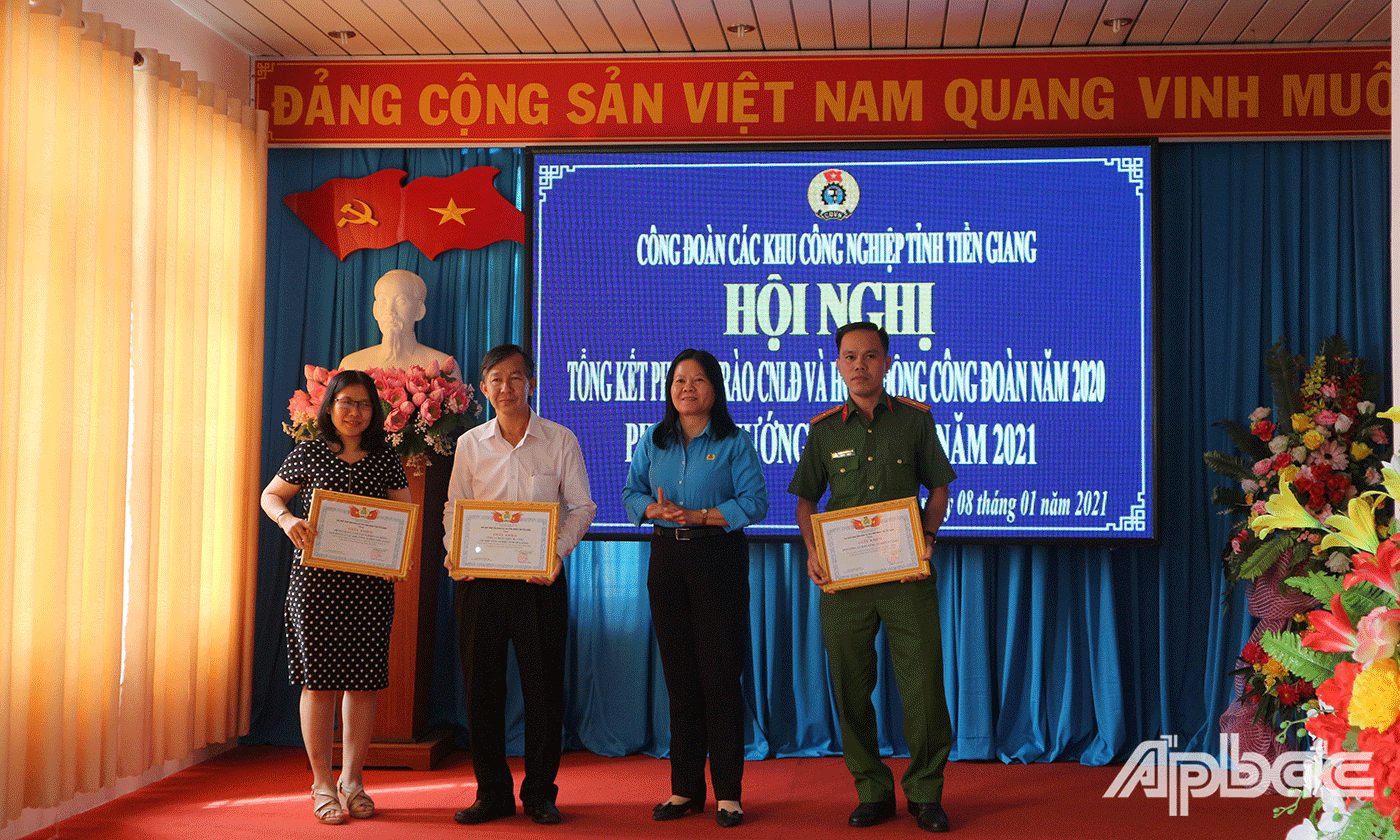 Chủ tịch Công đoàn các Khu công nghiệp Tiền Giang Nguyễn Thị Thùy Dương tặng giấy khen cho các đơn vị phối hợp