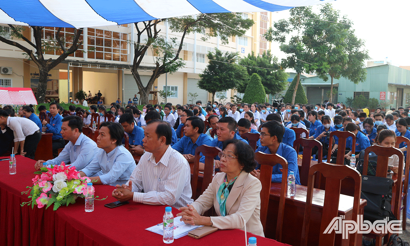 Đại biểu và học sinh, sinh viên tham dự buổi lễ