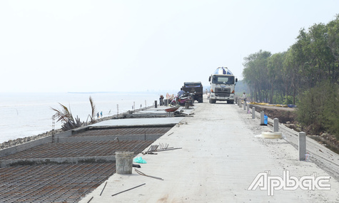 Tất bật trên công trình đê biển Gò Công
