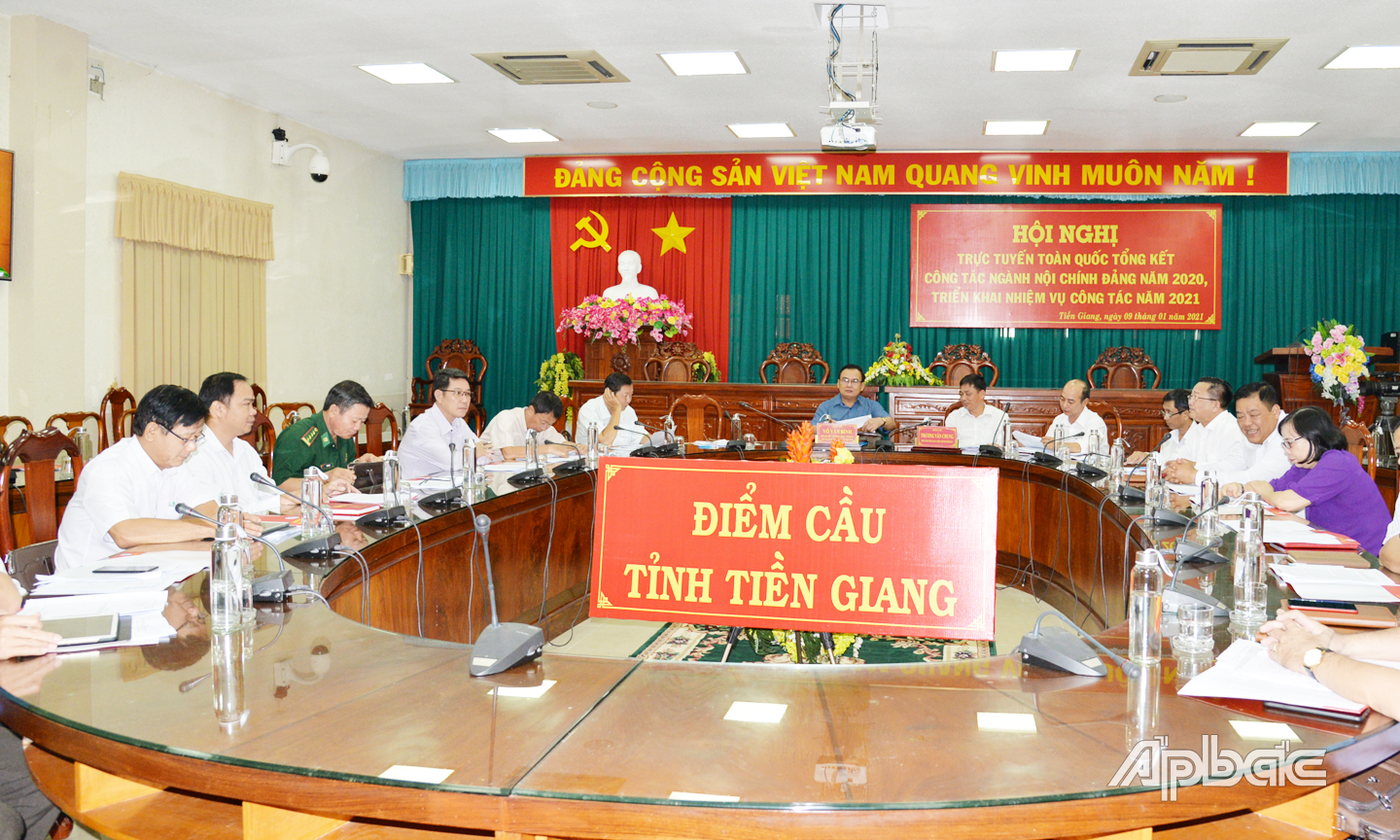 Đồng chí Võ Văn Bình, Phó Bí thư Thường trực Tỉnh ủy, Trưởng đoàn đại biểu Quốc hội đơn vị tỉnh Tiền Giang chủ trì hội nghị tại điểm cầu Tiền Giang