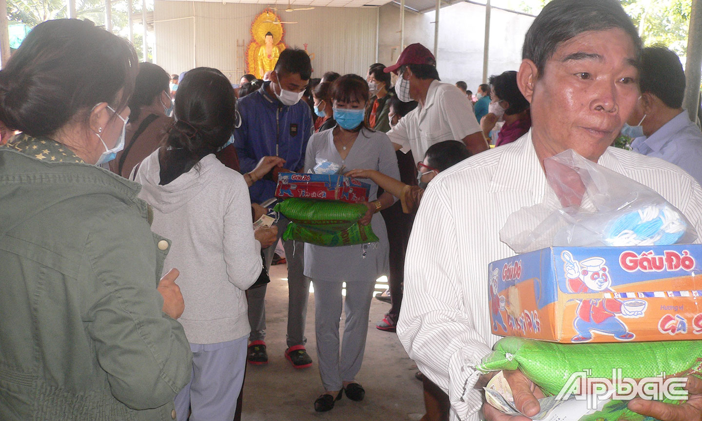 Quang cảnh phát quà tại chùa Linh Phong