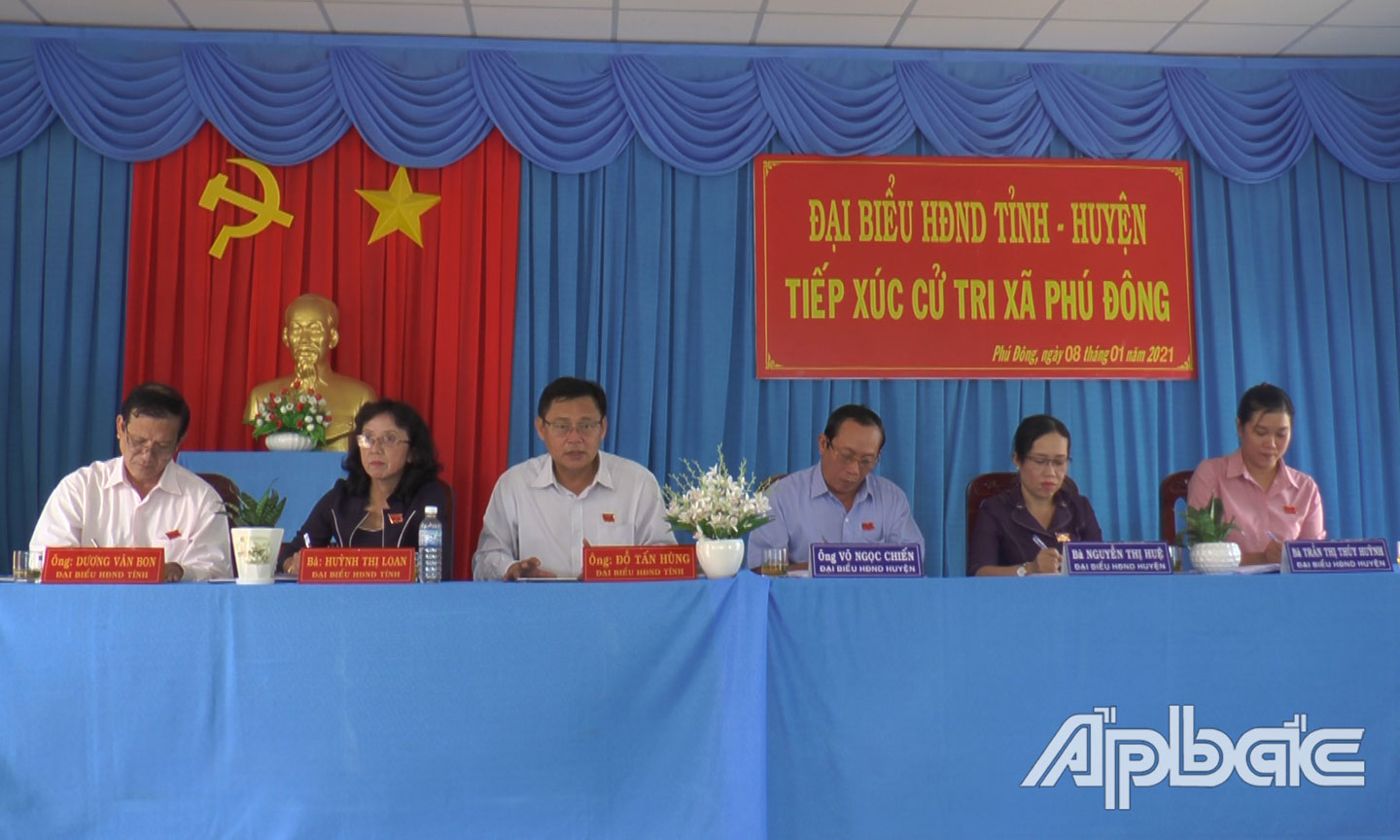 Các đại biểu HĐND tỉnh và huyện Tân phú Đông tiếp xúc cử tri xã Phú Đông.