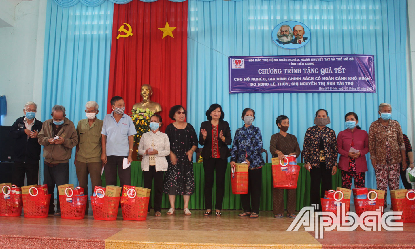 Đoàn trao quà cho các đối tượng có hoàn cảnh khó khăn.