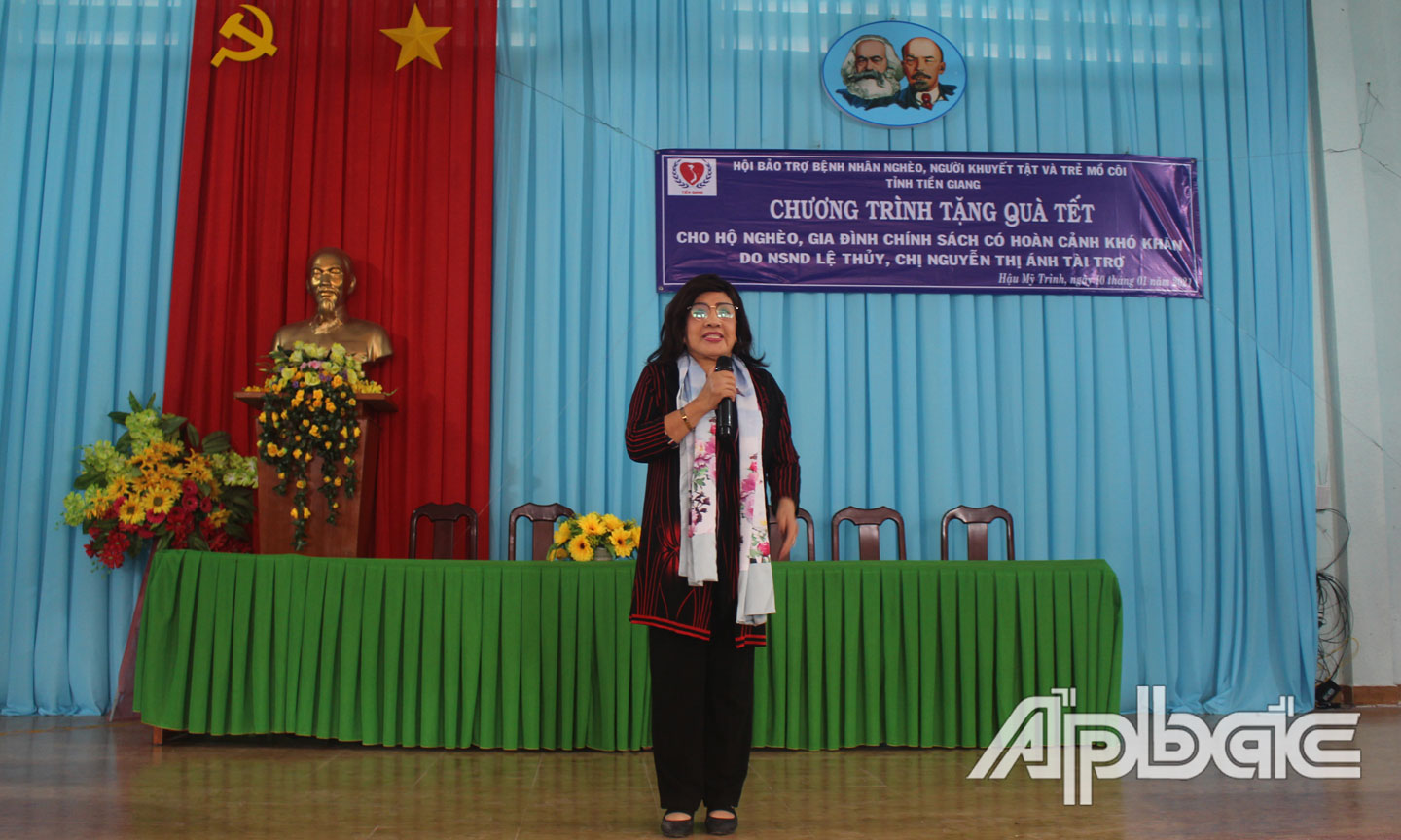 Nghệ sĩ nhân dân Lệ Thủy hát giao lưu văn nghệ tại chương trình.