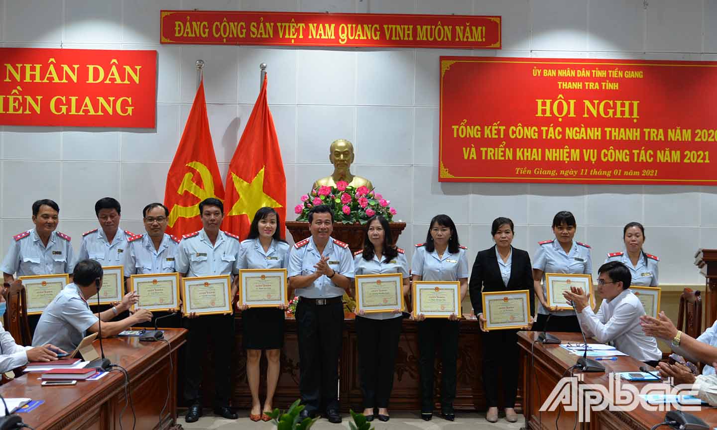 Lãnh đạo Thanh tra tỉnh trao giấy khen cho các cá nhân, tập thể có thành tích xuất sắc trong năm 2020.