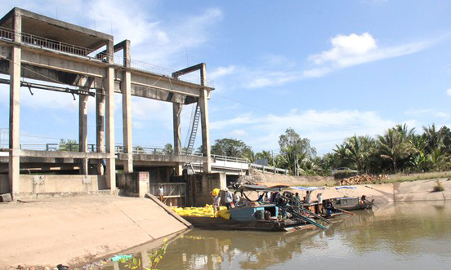 Cống Bà Xẫm (Long Phú, Sóc Trăng), nơi ghi nhận độ mặn 3,2 ‰ vào sáng 11-1