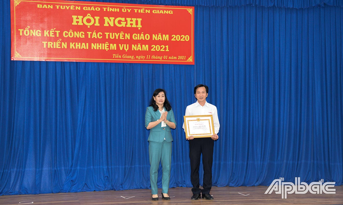 Đồng chí Châu Thị Mỹ Phương trao giải tập thể Giải Báo chí về xây dựng Đảng cấp tỉnh năm 2020 cho đơn vị Báo Ấp Bắc.