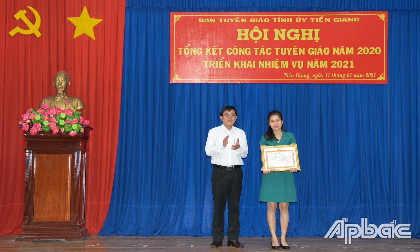 Đồng chí Nguyễn Văn Mười trao giải Nhất cho tác giả.