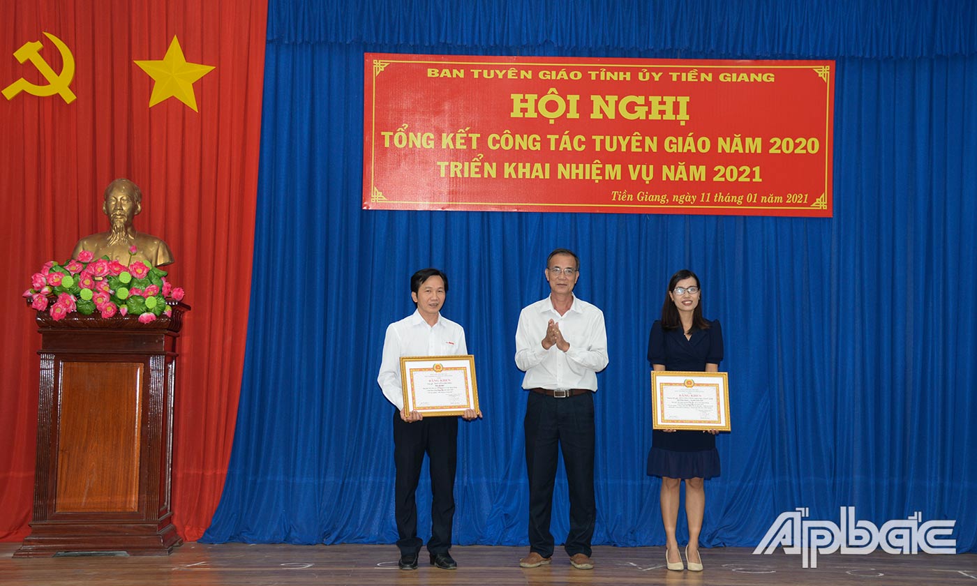 Tác giả, nhóm tác giả đoạt giải Nhì.