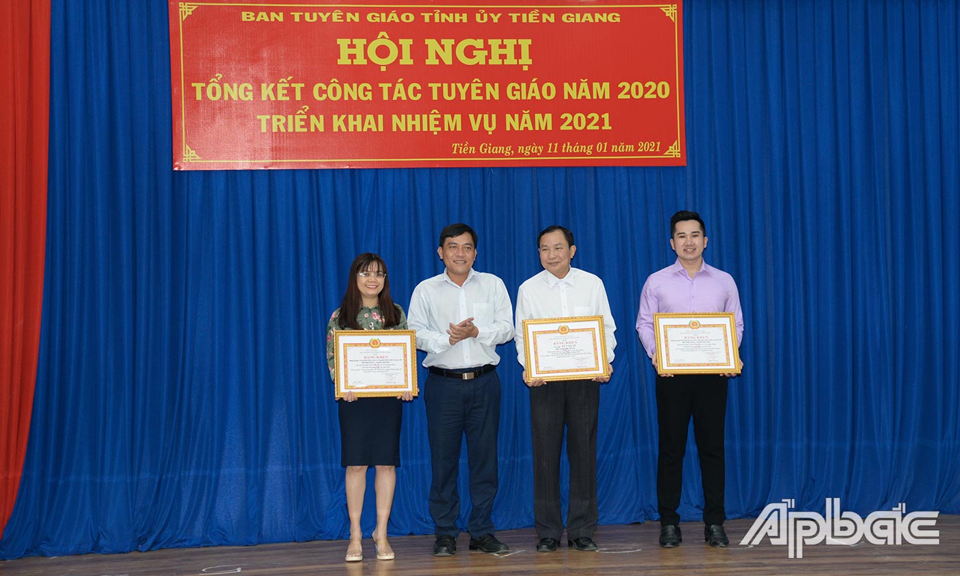 Tác giả, nhóm tác giả đoạt giải Ba.