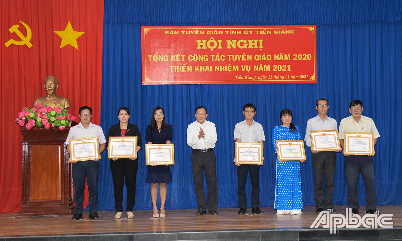 Tác giả, nhóm tác giả đoạt giải Khuyến khích.