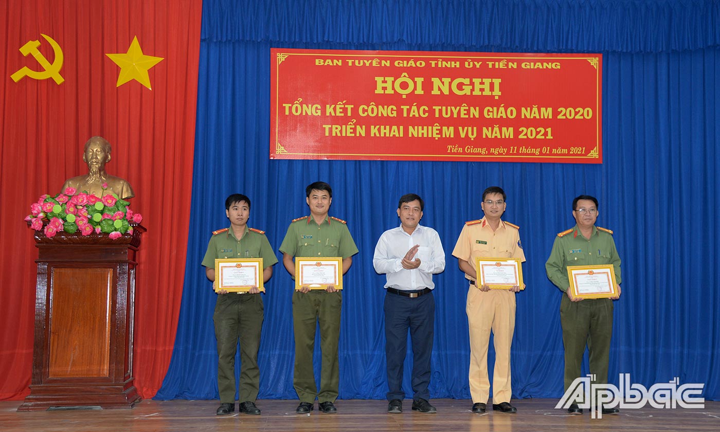 Ban Tuyên giáo Tỉnh ủy Tiền Giang tặng Giấy khen cho các tập thể, cá nhân có thành tích xuất sắc năm 2020.