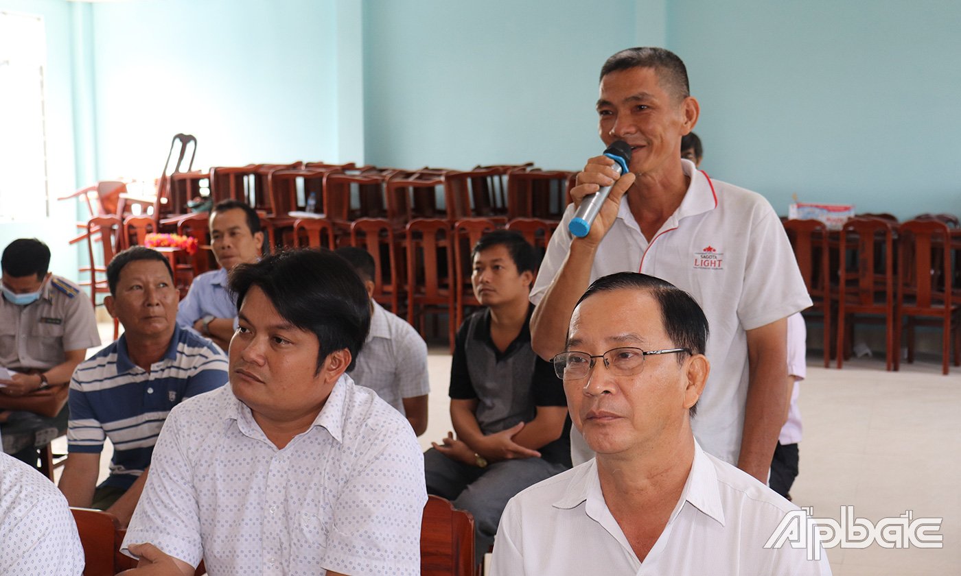 Cử tri phát biểu ý kiến tại buổi tiếp xúc