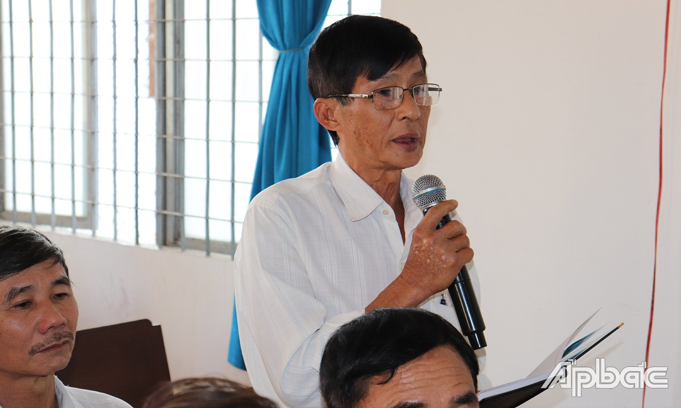 Cử tri phát biểu ý kiến tại buổi tiếp xúc