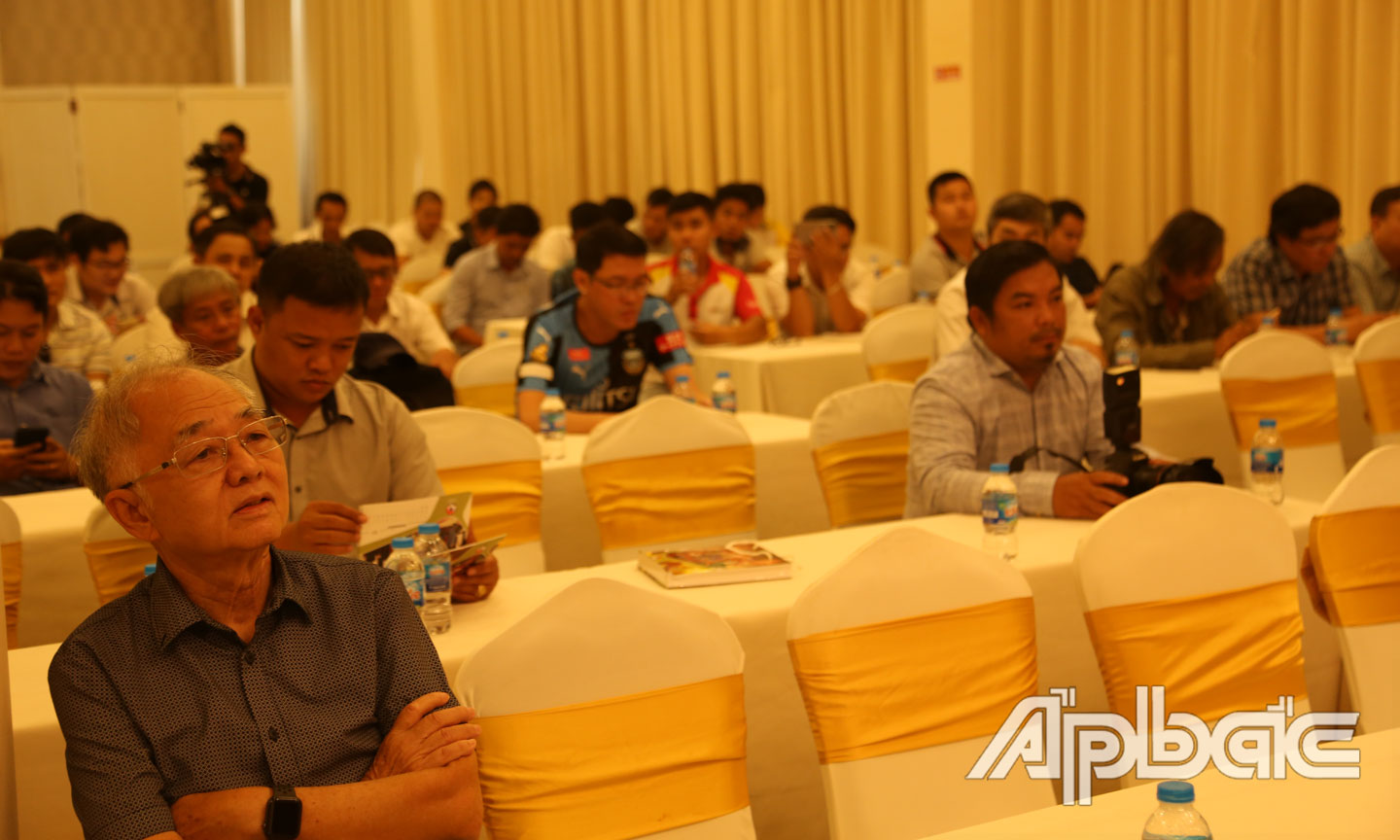 Đông đảo các Nhà báo, Phóng viên thể thao tham dự buổi gặp mặt và trao đổi thông tin với đại diện lãnh đạo LĐBĐVN nhân dịp năm mới 2021.