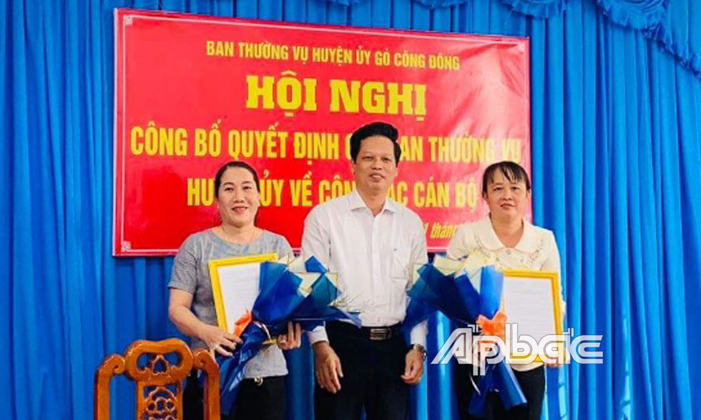 Đồng chí Nguyễn Thành Diệu, Tỉnh ủy viên, Bí thư Huyện ủy  Gò Công Đông trao Quyết định  cho 2 cán bộ.