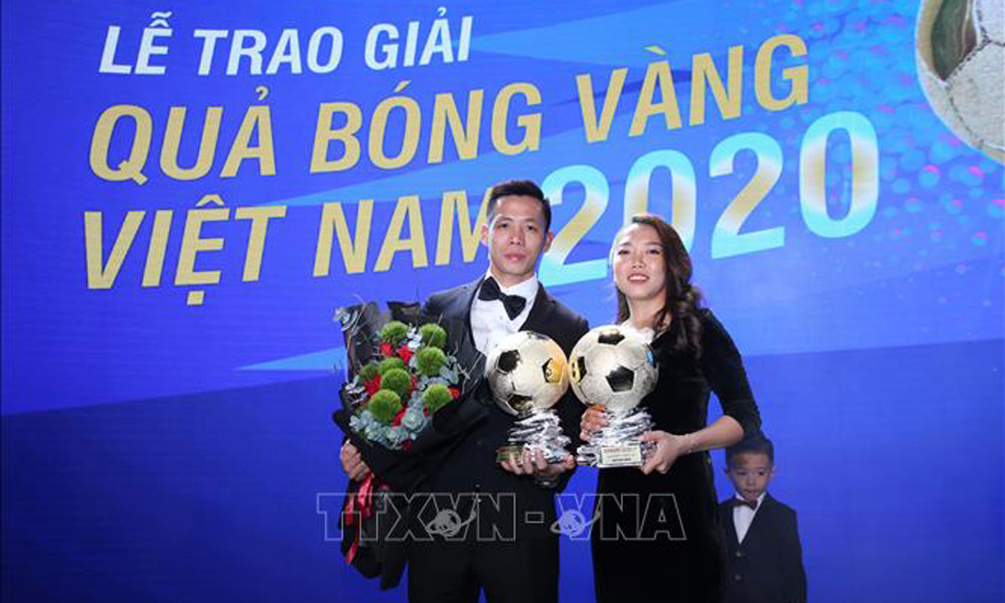 Nam cầu thủ Nguyễn Văn Quyết (Hà Nội) đoạt Quả bóng vàng Việt Nam 2020 và nữ cầu thủ Huỳnh Như (TP Hồ Chí Minh) đoạt Quả bóng vàng Việt Nam 2020. Ảnh: Thanh Vũ/TTXVN