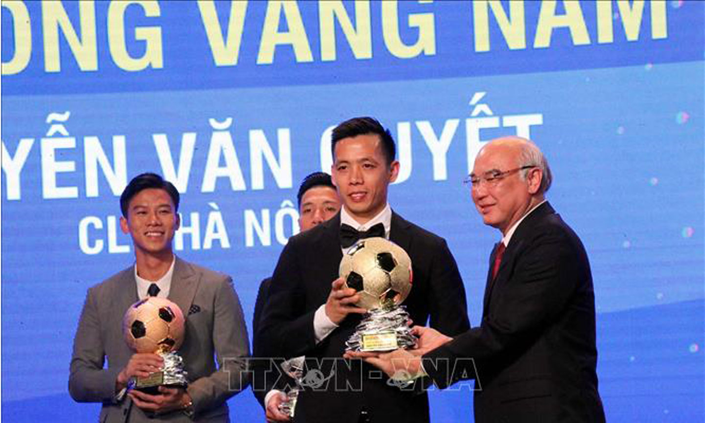 Nam cầu thủ Nguyễn Văn Quyết (Hà Nội) đoạt Quả bóng vàng Việt Nam 2020 và nữ cầu thủ Huỳnh Như (TP Hồ Chí Minh) đoạt Quả bóng vàng Việt Nam 2020. Ảnh: Thanh Vũ/TTXVN