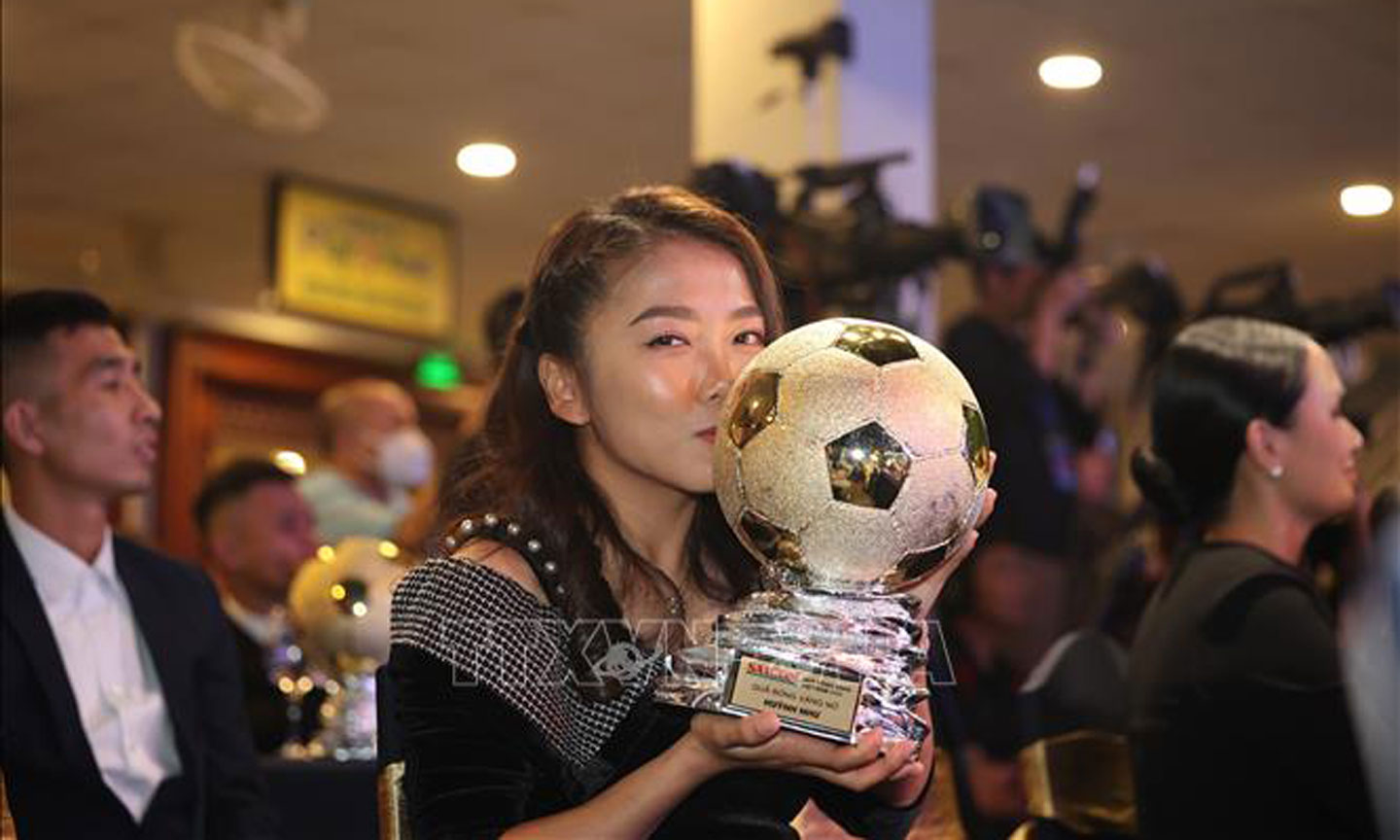 Nữ cầu thủ Huỳnh Như (TP Hồ Chí Minh) đoạt Quả bóng vàng Việt Nam 2020. Ảnh: Thanh Vũ/TTXVN