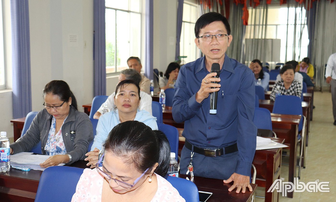 Cử tri Phường 2 phát biểu ý kiến tại buổi tiếp xúc