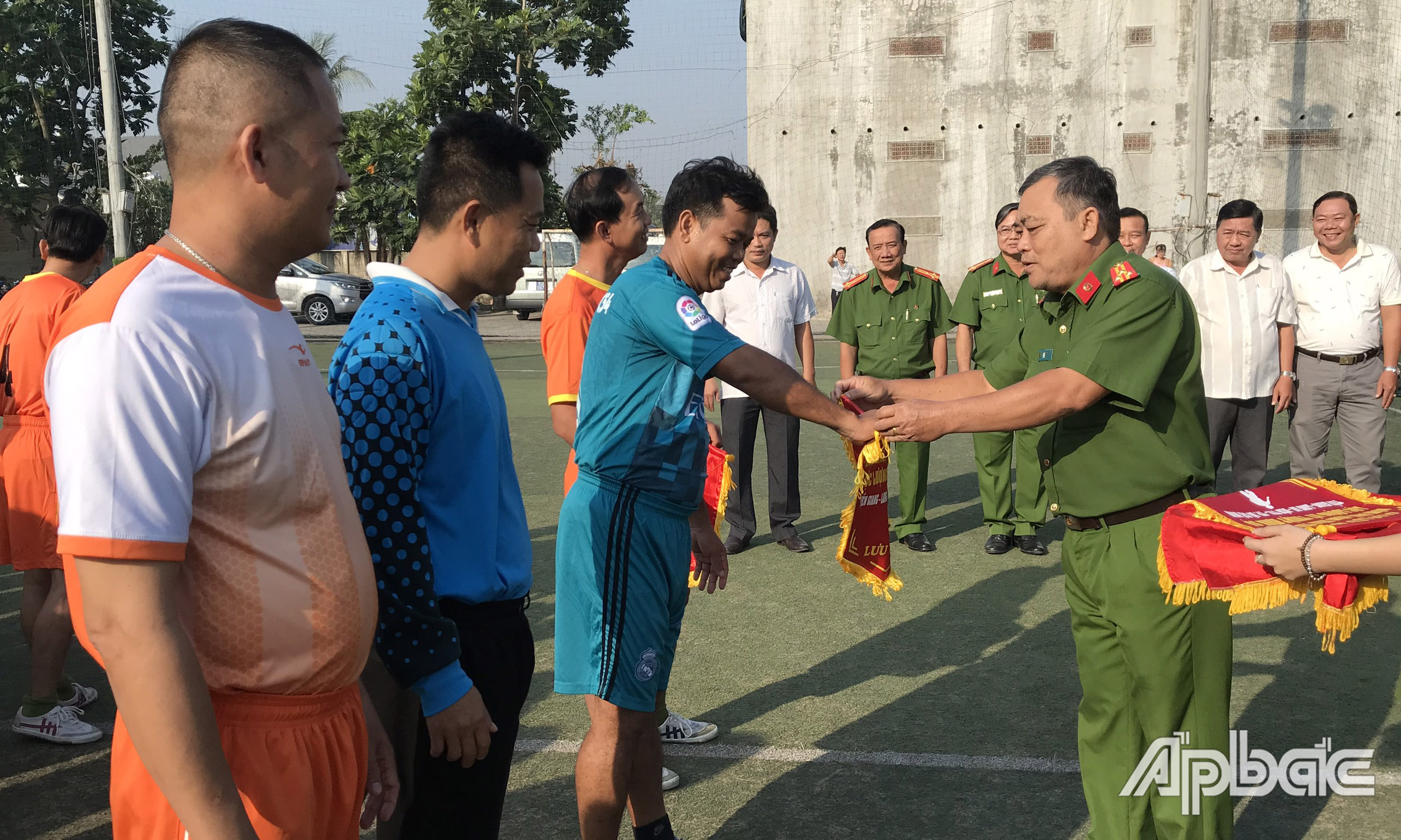 Trao cờ lưu niệm cho các đội bóng.