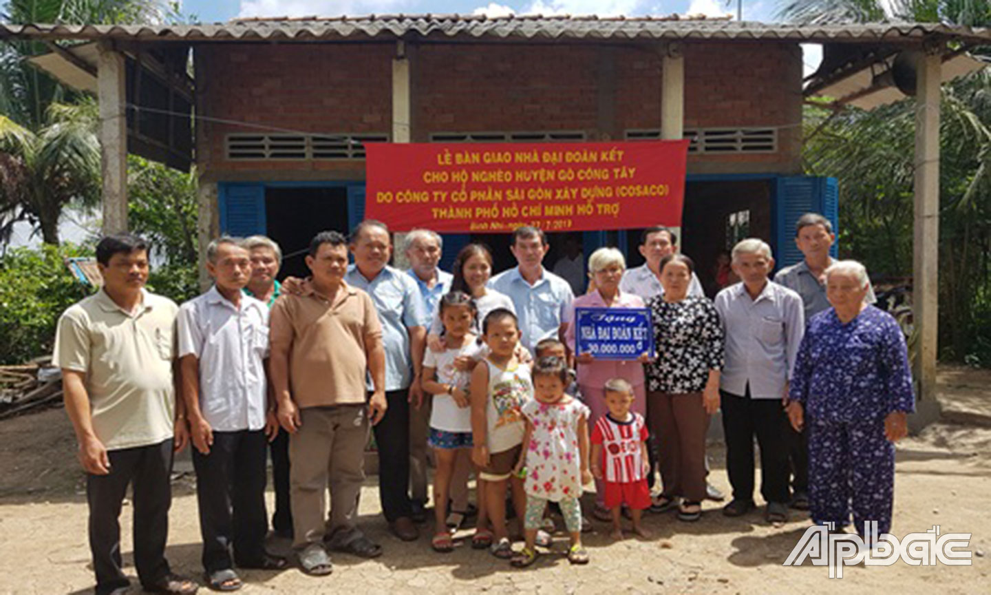 Bàn giao nhà đại đoàn kết cho hộ nghèo của huyện Gò Công Tây.