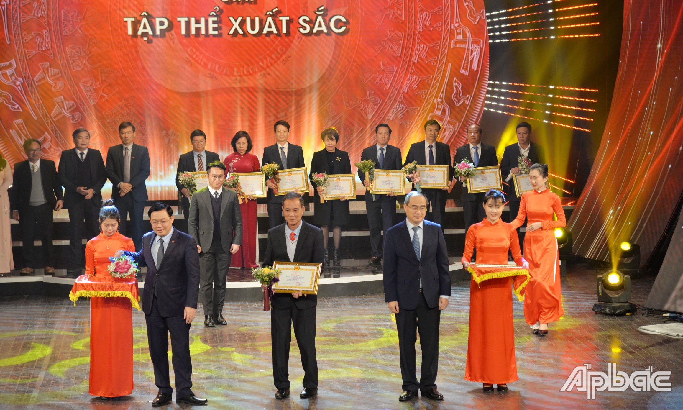 Đại diện Ban Tuyên giáo Tỉnh ủy Tiền Giang nhận Bằng khen của Ban Tổ chức Giải.