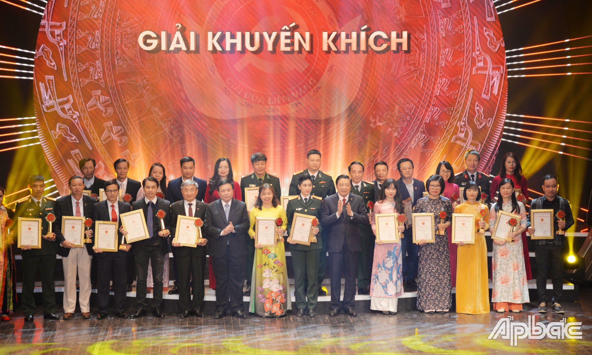 Các tác giả và đại diện nhóm tác giả nhận giải Khuyến khích (tác giả Nguyên Chương của Báo Ấp Bắc đầu bên trái hàng sau).