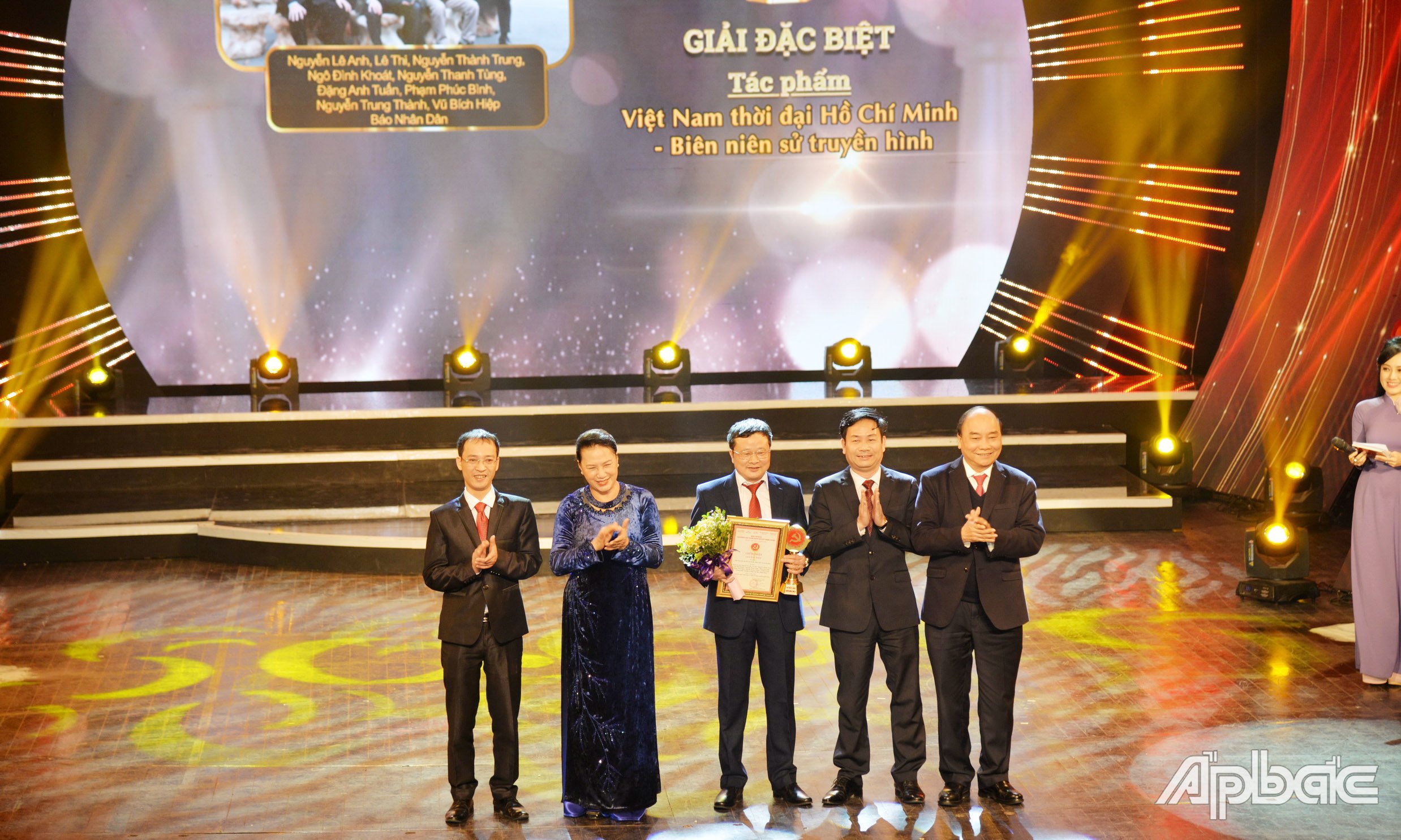 Thủ tướng Nguyễn Xuân Phúc và Chủ tịch Quốc hội Nguyễn Thị Kim Ngân trao giải Đặc biệt cho đại diện nhóm tác giả Hãng phim Tài liệu và Điện ảnh Báo Nhân Dân, với tác phẩm: “Việt Nam thời đại Hồ Chí Minh - biên niên sử truyền hình”.