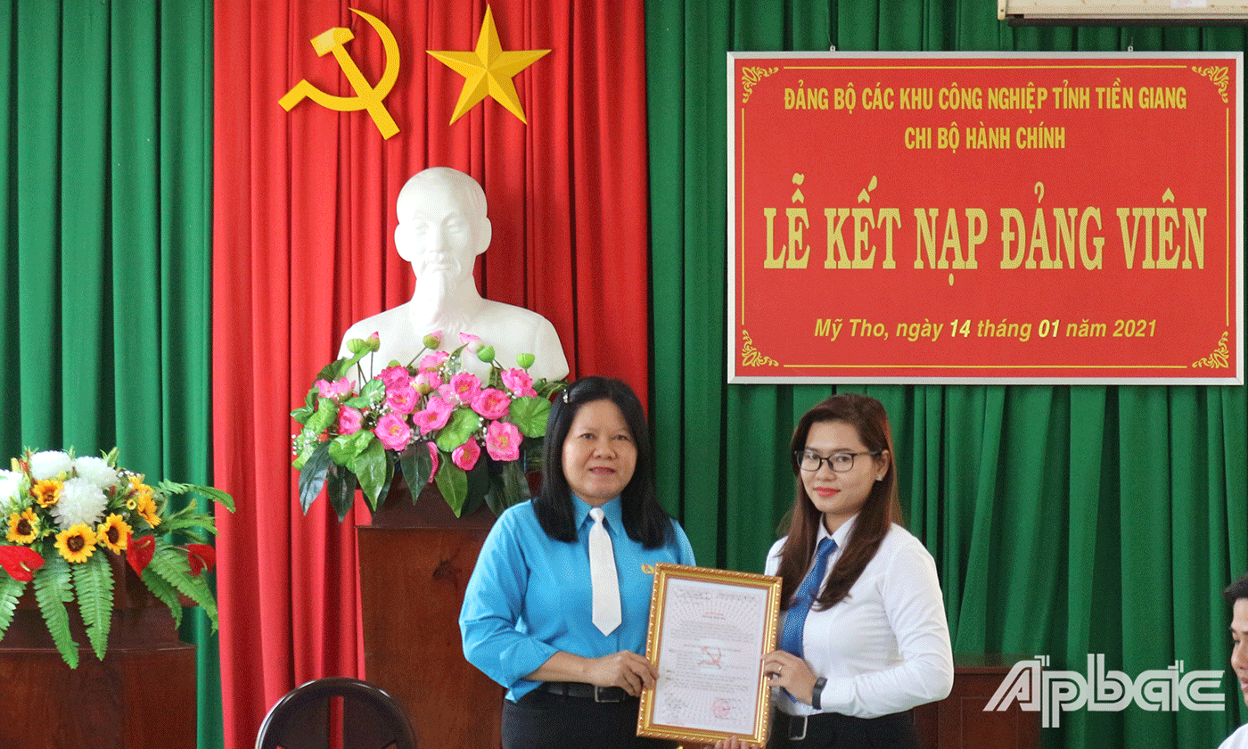 trao Quyết định kết nạp đảng viên cho quần chúng