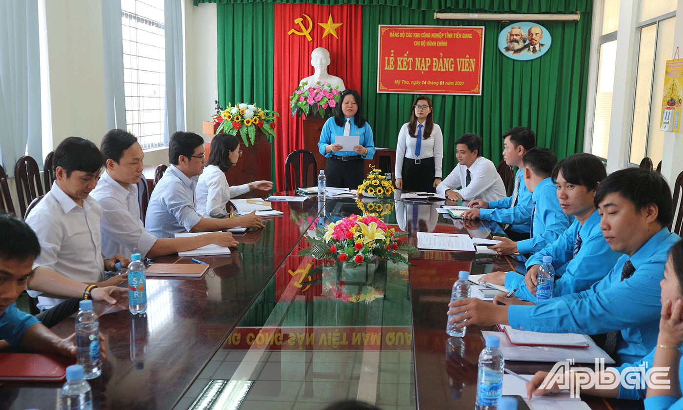 Quang cảnh buổi lễ kết nạp đảng viên