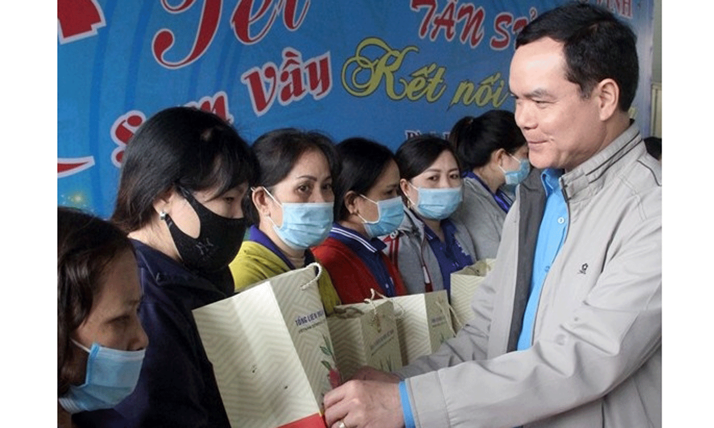 Chủ tịch Tổng Liên đoàn lao động Việt Nam trao quà cho người lao động dịp Tết 2021 
